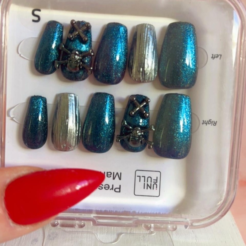 Y2K GRUNGE SKULL HANDMADE PRESS ON FAKE NAIL SET SMALL NEW